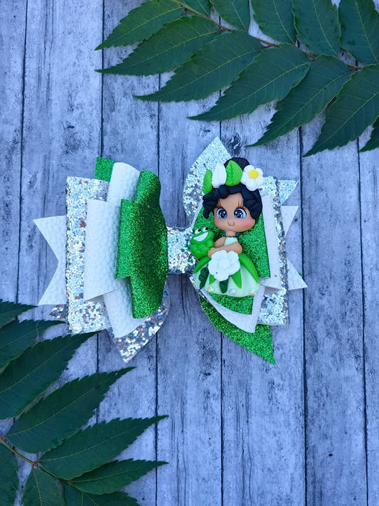 Handcrafted Green Princess Bow - A Nature-Inspired Accessory for Little Girls